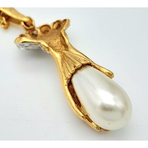 424 - AN 18K GOLD 44cms INTERLINK CHAIN WITH AN ART DECO PENDANT IN THE FORM OF A HAND HOLDING A TEAR DROP... 