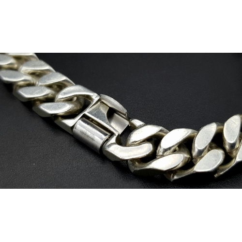 1405 - A very attractive heavy Solid Silver 925 curb bracelet, 37.9 grams, 22.5cm. Excellent condition.