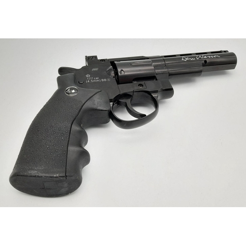 674 - A Dan Wesson .177 C02 Air Revolver Gun. Six bullet speedloader included. In good condition. Comes in... 