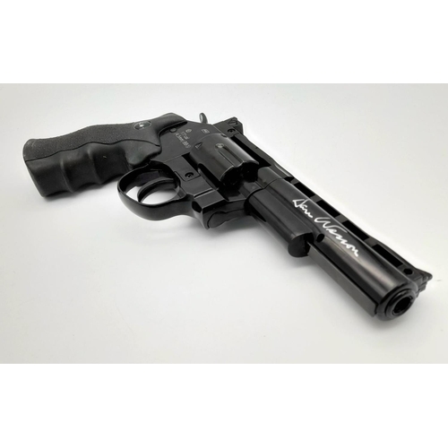 674 - A Dan Wesson .177 C02 Air Revolver Gun. Six bullet speedloader included. In good condition. Comes in... 