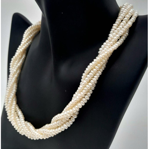 168 - A beautiful chocker necklace consisting of a torsade of five strings of pearls with high lustre and ... 