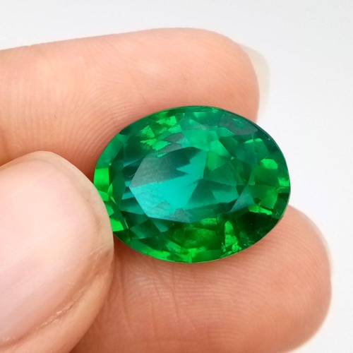 479 - An 18ct Green Apatite Gemstone. Oval cut with no visible marks or inclusions. No certificate so as f... 