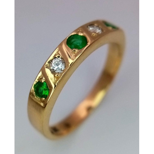 165 - AN 18K YELLOW GOLD DIAMOND & EMERALD SET BAND RING - 4.1G. SIZE N. REF: SC4051