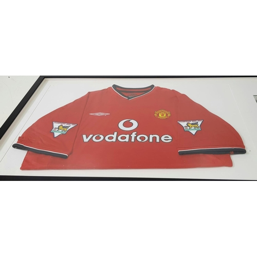 198 - A Ruud Van Nistelrooy 2001/2 Manchester United Red (Vodafone) Home Shirt with signed picture. There ... 