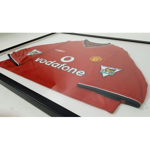 198 - A Ruud Van Nistelrooy 2001/2 Manchester United Red (Vodafone) Home Shirt with signed picture. There ... 