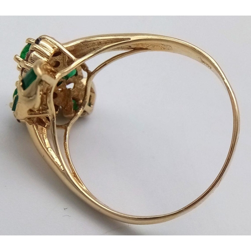 228 - AN 18K YELLOW GOLD DIAMOND AND EMERALD CLUSTER RING - 4.8G. SIZE T. REF: BLUND4001