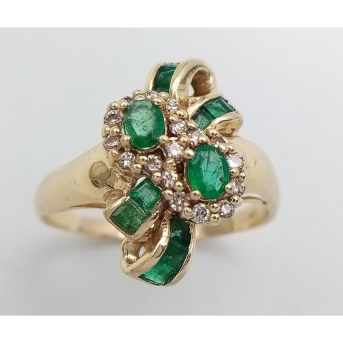 228 - AN 18K YELLOW GOLD DIAMOND AND EMERALD CLUSTER RING - 4.8G. SIZE T. REF: BLUND4001