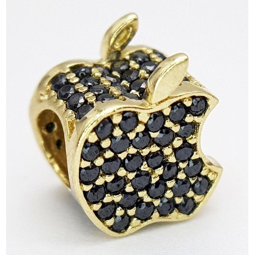 264 - A 14K YELLOW GOLD STONE SET APPLE CHARM - 2.6G. REF: SC4031