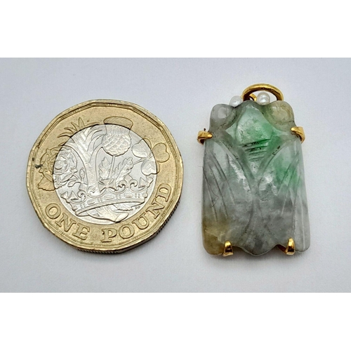 324 - A 22K YELLOW GOLD JADE SET PENDANT - 8G. 3CM. REF: CHIN4001