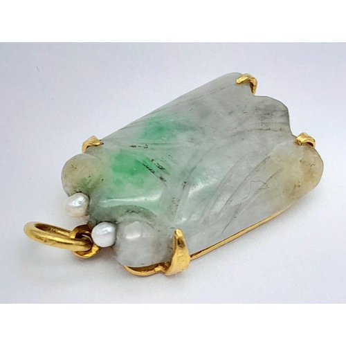 324 - A 22K YELLOW GOLD JADE SET PENDANT - 8G. 3CM. REF: CHIN4001