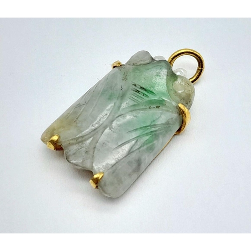 324 - A 22K YELLOW GOLD JADE SET PENDANT - 8G. 3CM. REF: CHIN4001