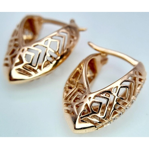 376 - A PAIR OF 18K ROSE GOLD DIAMOND SET EARRINGS - 2.4G.
REF: BLUND4005