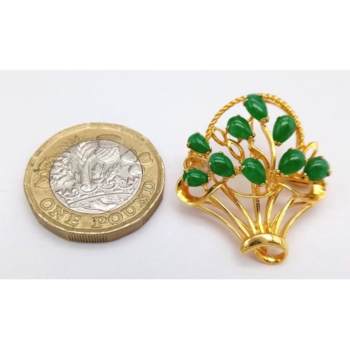 73 - AN 18K YELLOW GOLD JADE SET FLOWER BASKET BROOCH - 4.8G. 3CM. REF: CHIN4008