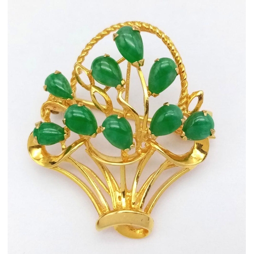 73 - AN 18K YELLOW GOLD JADE SET FLOWER BASKET BROOCH - 4.8G. 3CM. REF: CHIN4008