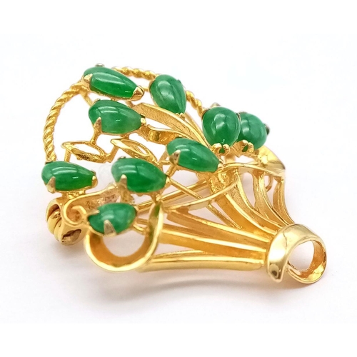 73 - AN 18K YELLOW GOLD JADE SET FLOWER BASKET BROOCH - 4.8G. 3CM. REF: CHIN4008