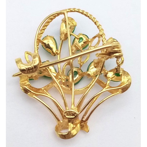 73 - AN 18K YELLOW GOLD JADE SET FLOWER BASKET BROOCH - 4.8G. 3CM. REF: CHIN4008