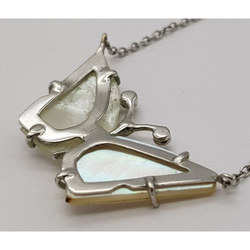 85 - AN 18K WHITE GOLD MOTHER OF PEARL SET BUTTERFLY PENDANT ON CHAIN - 4.6G. 3CM AND 42CM. REF: BLUND401... 