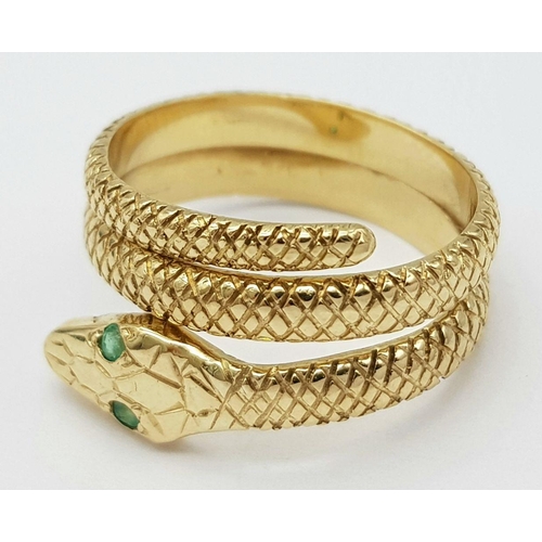 109 - AN 18K YELLOW GOLD SERPENT RING WITH EMERALD SET EYES! 7.5G. SIZE O. REF: SC4048