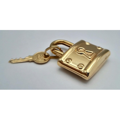 68 - AN 18K YELLOW GOLD PADLOCK & KEY CHARM / PENDANT - 2.7G. 25MM. REF: SC 4079