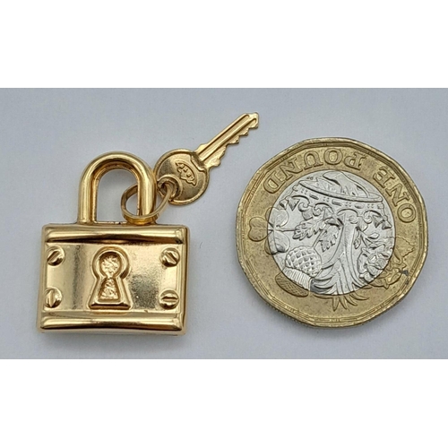 68 - AN 18K YELLOW GOLD PADLOCK & KEY CHARM / PENDANT - 2.7G. 25MM. REF: SC 4079