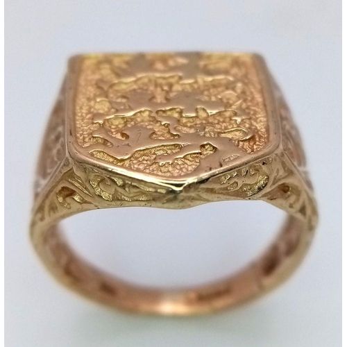 75 - A 9K YELLOW GOLD ENGLAND 3 LIONS SHIELD RING - 5.3G. SIZE P. REF: 4057