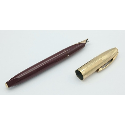 371 - Vintage 1960’s SHEAFFER FOUNTAIN PEN finished in burgundy with 14 carat GOLD NIB. Full working order... 