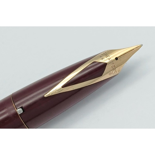 371 - Vintage 1960’s SHEAFFER FOUNTAIN PEN finished in burgundy with 14 carat GOLD NIB. Full working order... 