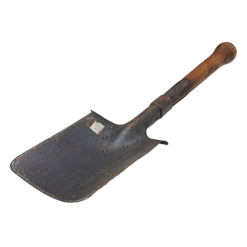 571 - A WW2 German Trench Spade in its original leather case. 56cm Length. Good Solid Condition. From a pr... 