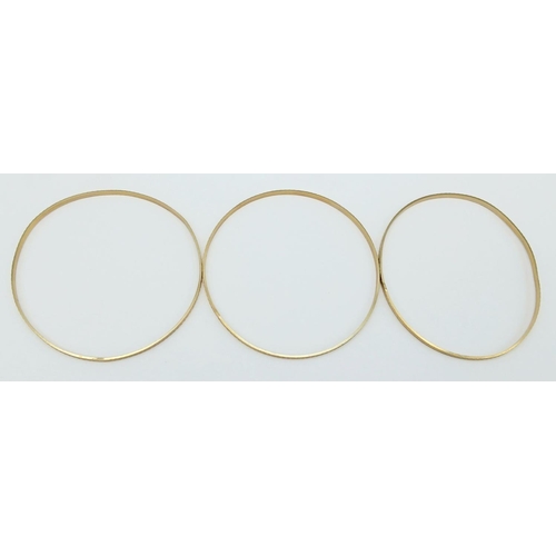 100 - A MATCHING SET OF 3 PATTERNED BANGLES IN 9K GOLD .   12.7gms