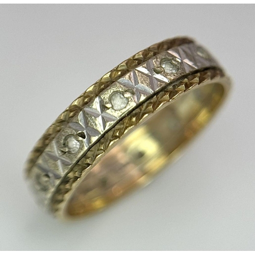 114 - A 9K GOLD BAND RING IN YELLOW AND WHITE GOLD .    2.7gms