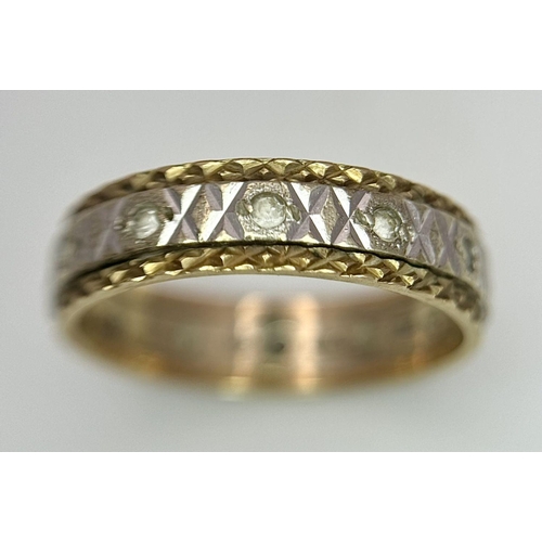 114 - A 9K GOLD BAND RING IN YELLOW AND WHITE GOLD .    2.7gms