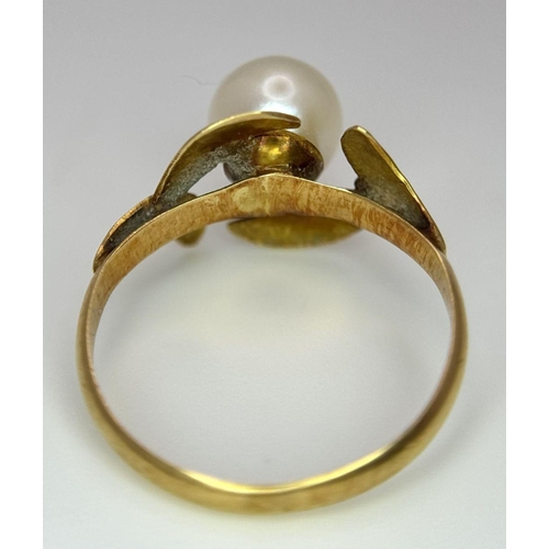 135 - AN 18K GOLD RING WITH A CENTRAL PEARL NESTLING IN BETWEEN FOLIAGE .  2gms    size J/K