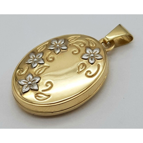 160 - Classic 9 carat GOLD LOCKET.Oval shaped, with contrasting White Gold flower detail to front. Full UK... 