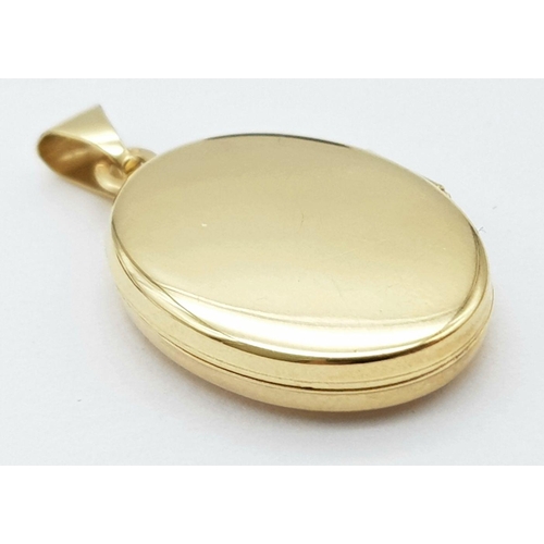 160 - Classic 9 carat GOLD LOCKET.Oval shaped, with contrasting White Gold flower detail to front. Full UK... 