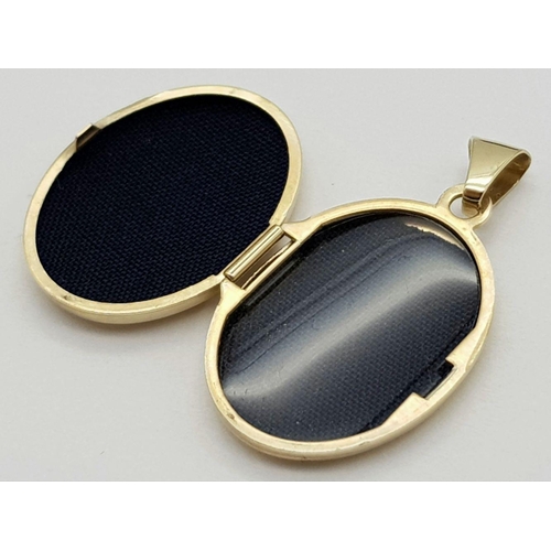 160 - Classic 9 carat GOLD LOCKET.Oval shaped, with contrasting White Gold flower detail to front. Full UK... 