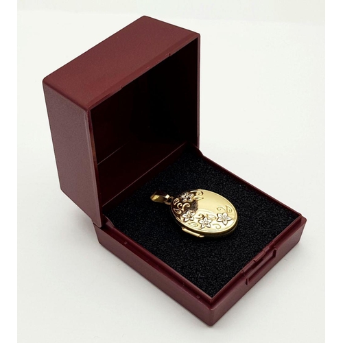 160 - Classic 9 carat GOLD LOCKET.Oval shaped, with contrasting White Gold flower detail to front. Full UK... 