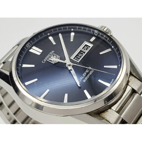 18 - A Tag Heuer Carrera Calibre 5 Automatic Gents Watch. Stainless steel bracelet and case - 41mm. Black... 