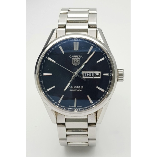 18 - A Tag Heuer Carrera Calibre 5 Automatic Gents Watch. Stainless steel bracelet and case - 41mm. Black... 