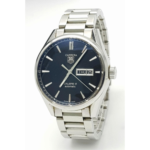 18 - A Tag Heuer Carrera Calibre 5 Automatic Gents Watch. Stainless steel bracelet and case - 41mm. Black... 