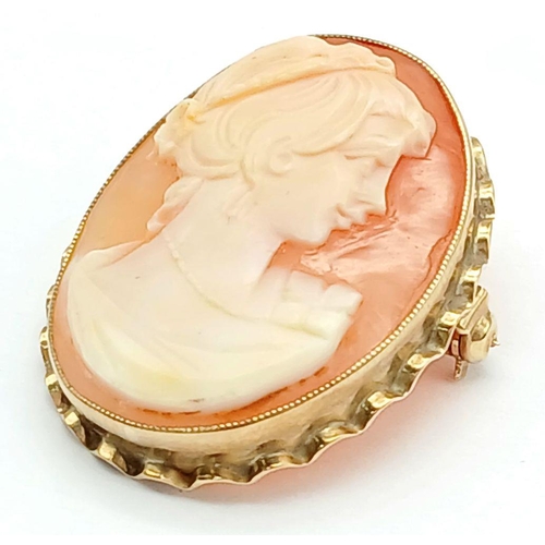 209 - Vintage 9 carat GOLD CAMEO BROOCH. Full UK hallmark. Excellent condition. 6.2 grams. 3.5 cm x 2.5 cm... 