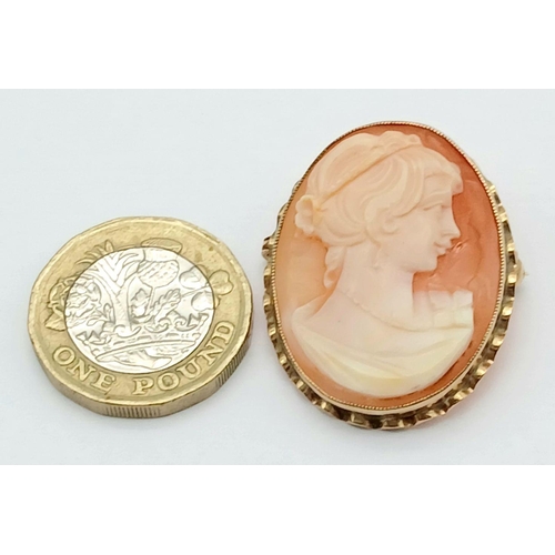 209 - Vintage 9 carat GOLD CAMEO BROOCH. Full UK hallmark. Excellent condition. 6.2 grams. 3.5 cm x 2.5 cm... 