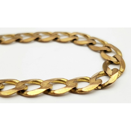 211 - A 9k yellow gold flat curb bracelet 7g, 21cm length.

ref: PWN3234-1