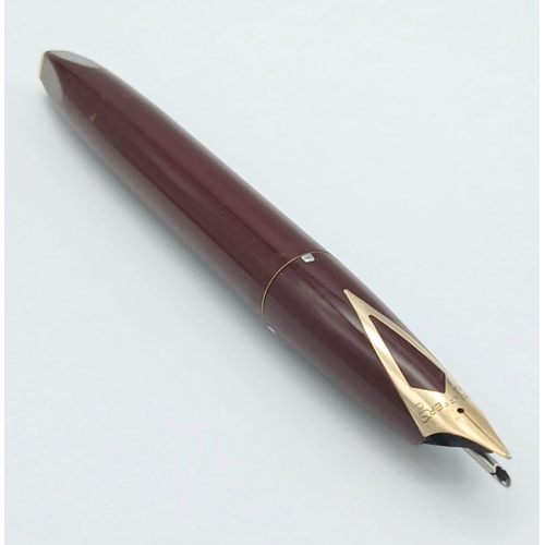 371 - Vintage 1960’s SHEAFFER FOUNTAIN PEN finished in burgundy with 14 carat GOLD NIB. Full working order... 