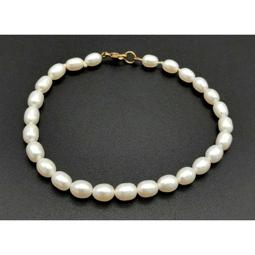 121 - A GENUINE FRESHWATER PEARL BRACELET WITH A 9K GOLD CLASP .     6.4gms