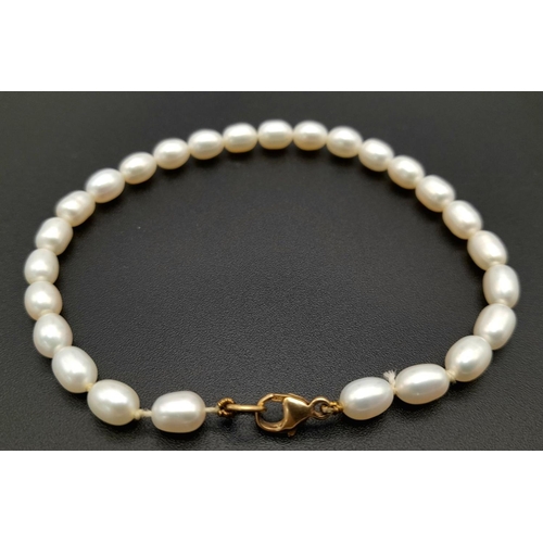 121 - A GENUINE FRESHWATER PEARL BRACELET WITH A 9K GOLD CLASP .     6.4gms