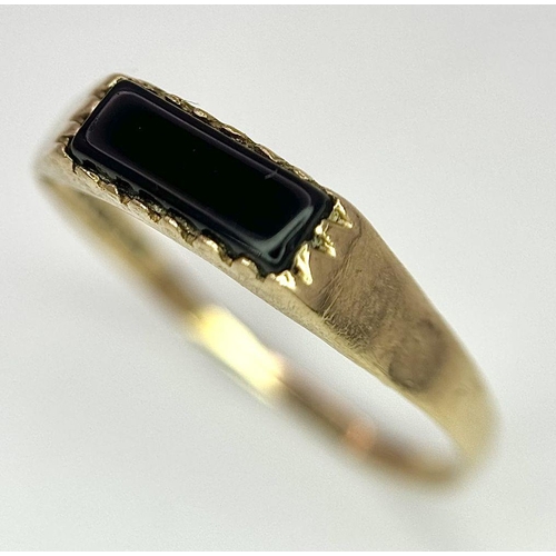 732 - A 9K Yellow Gold Black Onyx Ring, 0.8g total weight, size K.

ref: 1569I