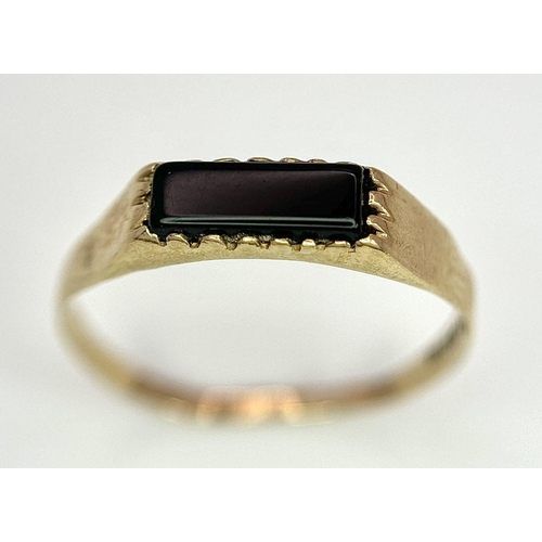 732 - A 9K Yellow Gold Black Onyx Ring, 0.8g total weight, size K.

ref: 1569I