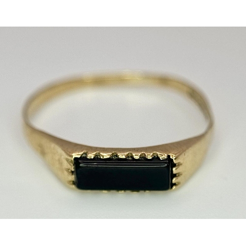 732 - A 9K Yellow Gold Black Onyx Ring, 0.8g total weight, size K.

ref: 1569I