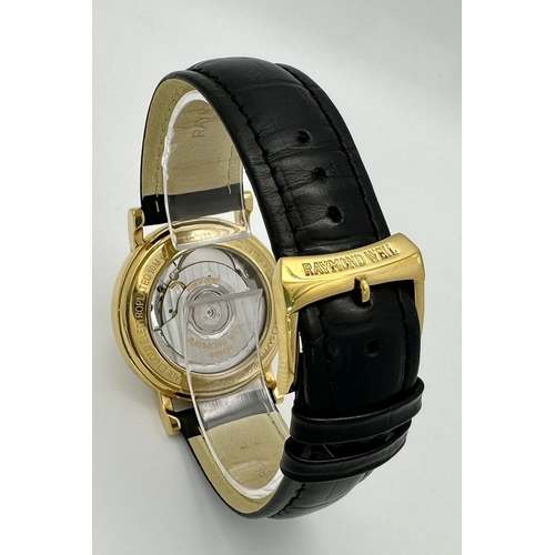 340 - A RAYMOND WEIL GOLD PLATED GENTS WRIST WATCH WITH SKELETON BACK , ROMAN NUMERALS , DATE BOX AND BLAC... 