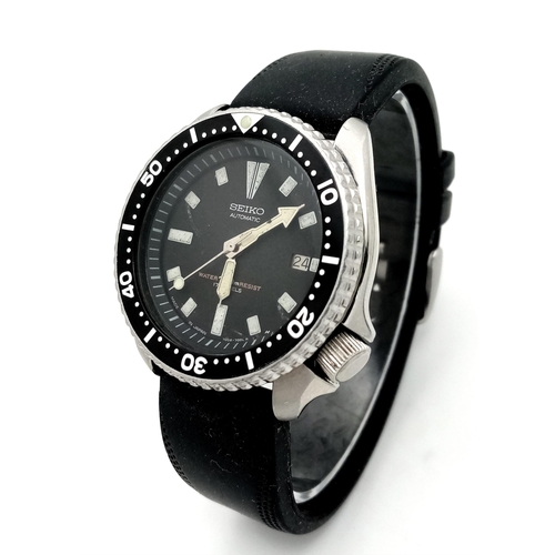 9 - A SEIKO AUTOMATIC DIVERS WITH DATE BOX AND RUBBER DIVING STRAP ,   42mm